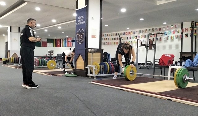 Kadın halterciler Avrupa Şampiyonası'na Antalya'da hazırlanıyor