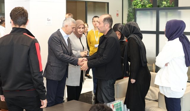 Kahramanmaraş Valisi Ünlüer ile Prof. Dr. Solaroğlu, okul saldırısında yaralanan öğrencileri ziyaret etti