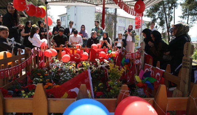 Kahramanmaraş'ta okul saldırısında hayatını kaybeden çocuklar 23 Nisan'da mezarları başında anıldı
