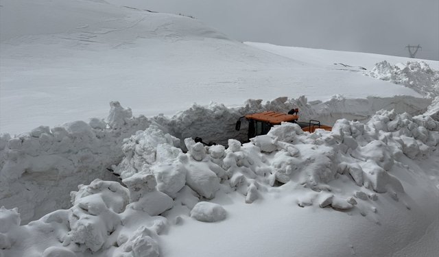 'Kar kaplanları' Erzincan'da metrelerce yükseklikteki karla mücadele ediyor