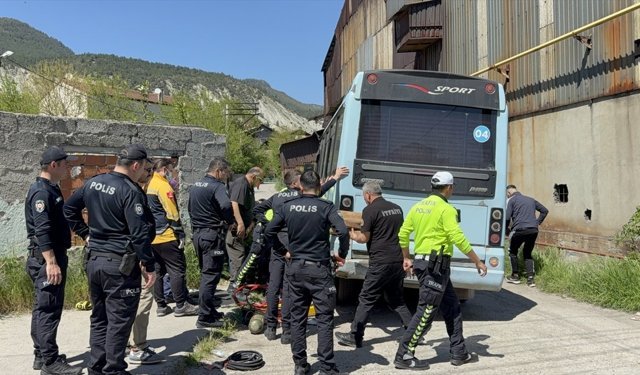 Karabük'te minibüsün altında kalan motosikletin sürücüsü yaralandı