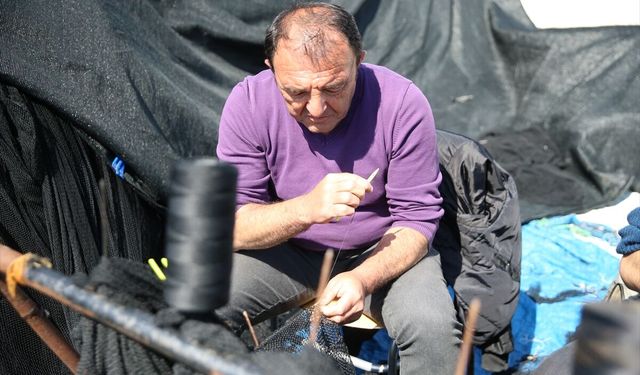 Karadenizli balıkçılar ağ bakımı mesaisine başladı