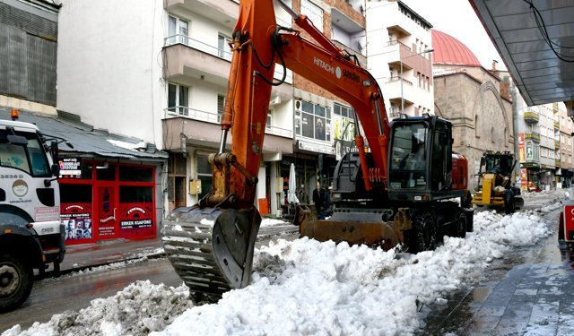 Kars'ta ekiplerin kar temizliği sürüyor
