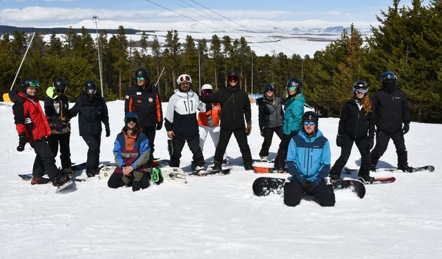 Kars'ta kayak, snowboard, antrenörlük ve kayak öğreticiliği kursu başladı