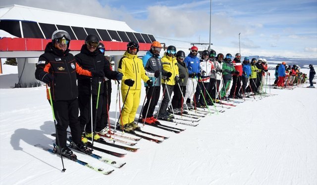 Kars'ta kayak ve snowboard kursları tamamlandı