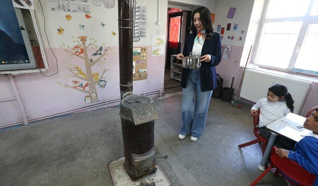 Kars'ta köy öğretmeni öğrencilerinin gönlüne dokunmak için 4 yıldır sofra kuruyor