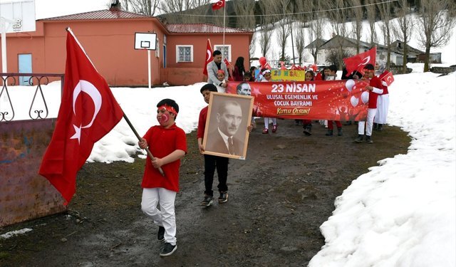 Kars'ta köy okulundaki öğrencilerden anlamlı ve duygusal 23 Nisan yürüyüşü