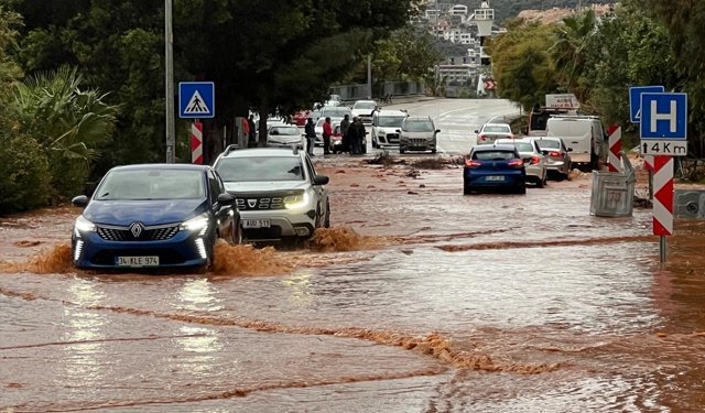 Kaş'ta sağanak hayatı olumsuz etkiledi