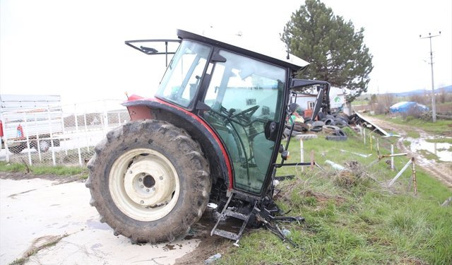 Kastamonu'da hafif ticari araç ile traktörün çarpıştığı kazada 5 kişi yaralandı