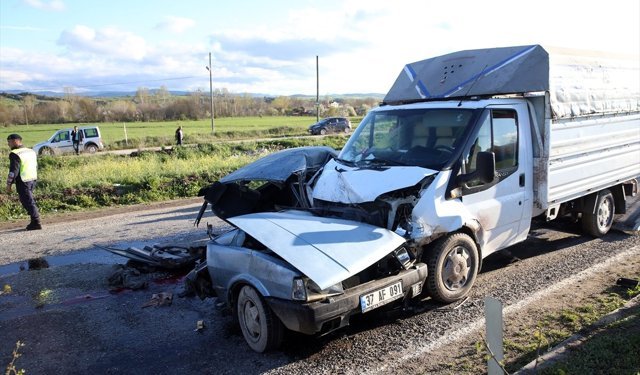 Kastamonu'da kamyonetle otomobilin çarpıştığı kazada 1 kişi öldü, 1 kişi yaralandı