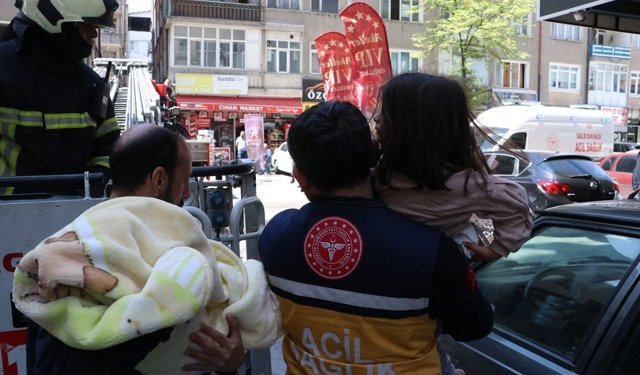 Kayseri'de apartmanda çıkan yangında dumandan etkilenen 5 kişi hastaneye kaldırıldı