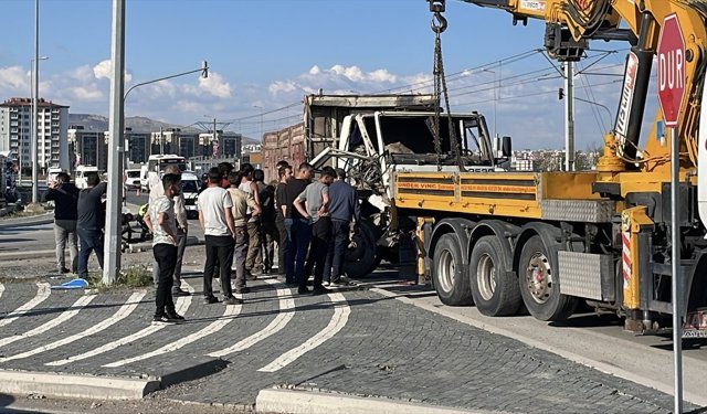 Kayseri'de kamyon ile işçi servisinin çarpıştığı kazada 8 kişi yaralandı