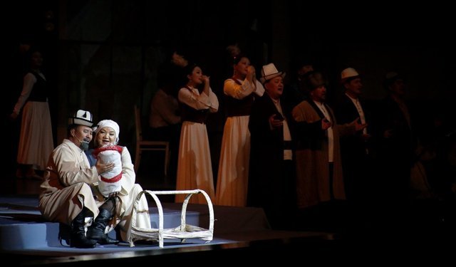 Kırgız halk sanatçısı Süymonkul Çokmorov'un hayatı Bişkek'te müzikalde canlandırıldı