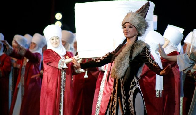 Kırgızistan'da başörtüsü 'eleçek' sahneye taşındı