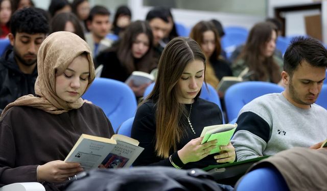 Kırklareli Üniversitesi öğrencileri ekran bağımlılığına dikkati çekmek için kitap okudu