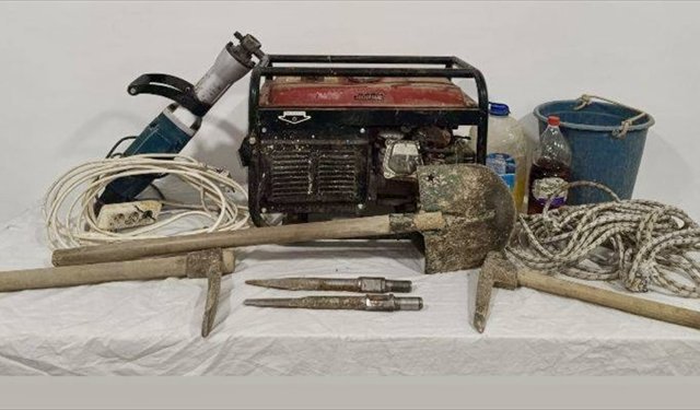 Kırşehir'de izinsiz kazı yapan 4 zanlı suçüstü yakalandı