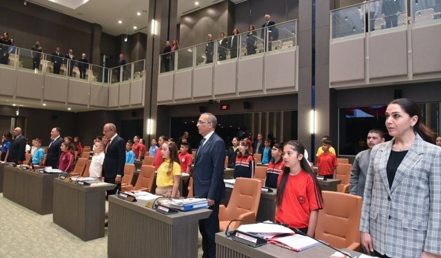 KKTC'de 23 Nisan dolayısıyla meclis koltuklarına çocuklar oturdu