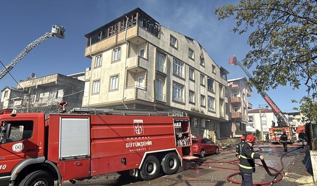Kocaeli'de apartmanın çatısında çıkan yangın hasara neden oldu