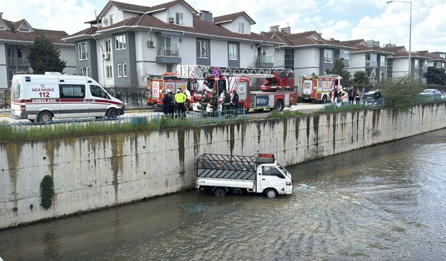 Kocaeli'de dereye düşen kamyonetin sürücüsü hayatını kaybetti