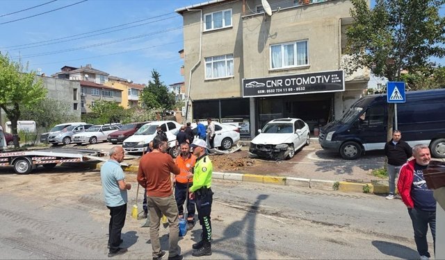 Kocaeli'de kamyonet ile otomobilin çarpıştığı kaza kamerada