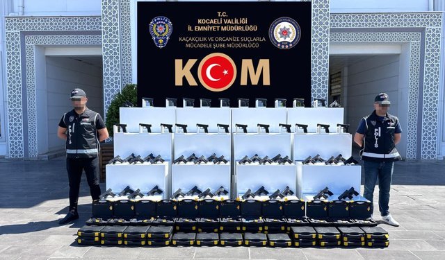 Kocaeli'de silah kaçakçılığı operasyonunda 60 ruhsatsız tabanca ele geçirildi
