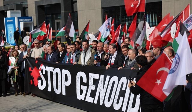 Küresel Sumud Filosu misyonuna katılacak Eğitim-Bir-Sen yöneticileri İspanya'ya uğurlandı