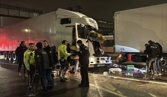 Kütahya'da kırmızı ışıkta bekleyen araca çarpan tır sürücüsü ağır yaralandı
