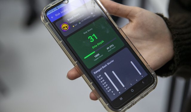 Lise öğrencileri, mobil oyunların bağımlılık riskini analiz eden uygulama geliştirdi