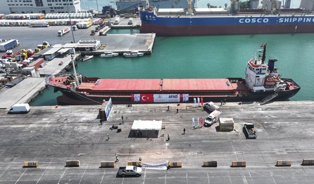 Lübnan'a insani yardım ulaştıracak '8. İyilik Gemisi' Mersin'den uğurlandı