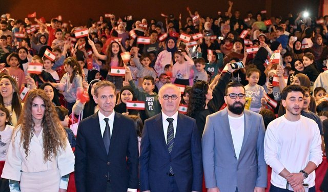 Lübnan'da düzenlenen 23 Nisan etkinliği savaş nedeniyle yerinden edilen çocukların yüzünü güldürdü