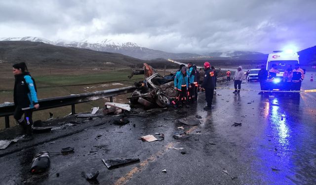 Malatya'da tırla çarpışan hafif araçtaki 3 kişi öldü