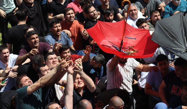 Manisa'da 10 ton mesir macunu halka saçıldı