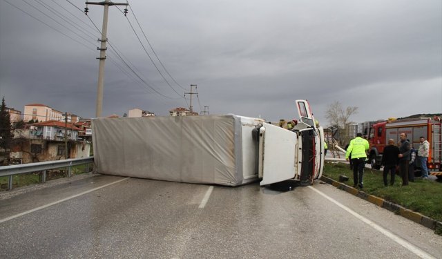 Manisa'da kamyonun devrilmesi sonucu sürücünün yaralandığı kaza anı güvenlik kamerasında