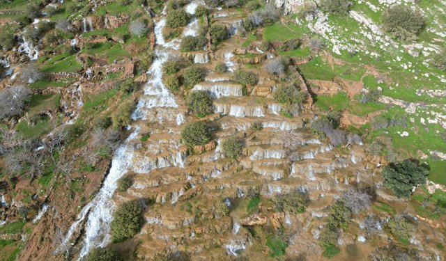 Mardin'de 'Emrud travertenleri' olarak bilinen su kaynağının oluşturduğu çağlayanlar ve şelaleler dronla görüntülendi