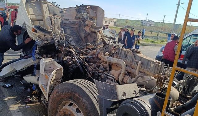 Mardin'de tır ile kamyonun çarpıştığı kazada 1 kişi öldü