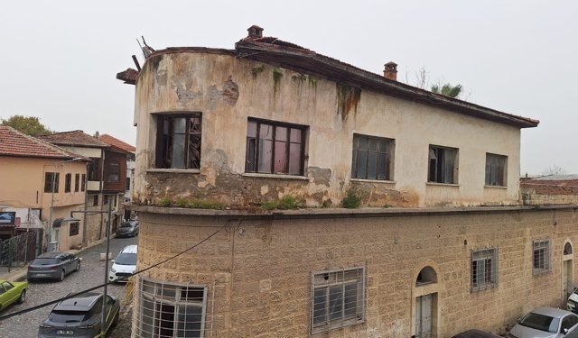 Mersin'de 2 katlı yapının çatısı kısmen çöktü