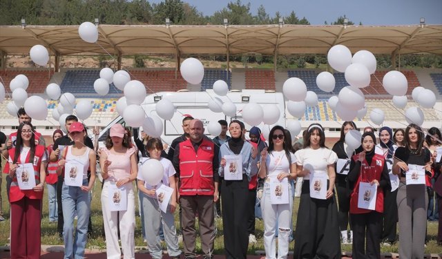 Mersin'de Kızılay gönüllüleri okul saldırısında hayatını kaybedenleri gökyüzüne balonlar bırakarak andı