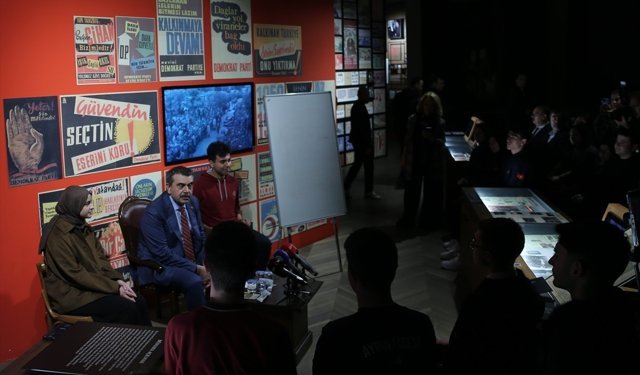 Milli Eğitim Bakanı Tekin, Aydın'da lise öğrencilerine 'Demokrasi ve İnsan' konulu ders verdi: