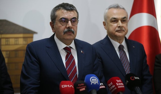 Milli Eğitim Bakanı Yusuf Tekin, Liselere Geçiş Sistemi (LGS) kapsamındaki merkezi sınavın, Dünya Kupası'ndaki milli maç sebebiyle 13 Haziran Cumartesi gününe alındığını bildirdi