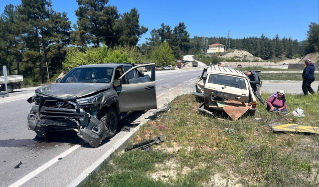 Muğla'da kamyonet ile otomobilin çarpıştığı kazada 1 kişi öldü, 1 kişi yaralandı