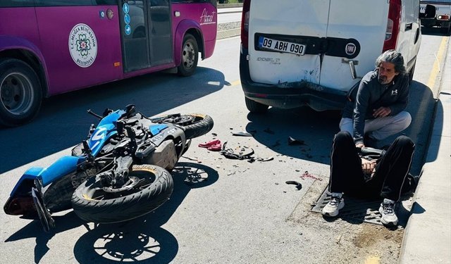 Muğla'da park halindeki hafif ticari araca çarpan motosikletli yaralandı
