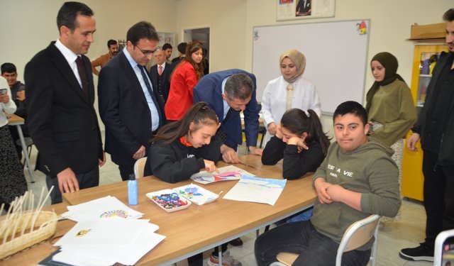 Muş'ta fidanlar toprakla buluşturuldu, gökyüzüne balonlar bırakıldı