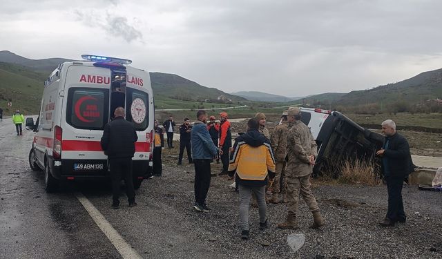 Muş'ta minibüsün devrilmesi sonucu 16 kişi yaralandı