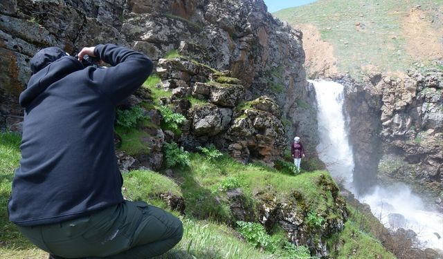 Muş'ta üniversite öğrencileri fotoğraf kursunda öğrendiklerini doğada pekiştiriyor