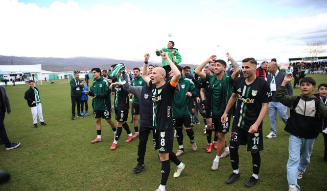 Nesine 2. Lig'e yükselmeyi garantileyen 12 Bingölspor'da şampiyonluk sevinci