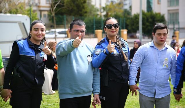 Otizmli çocuklar üstü açık otobüsle Adana'yı gezdi