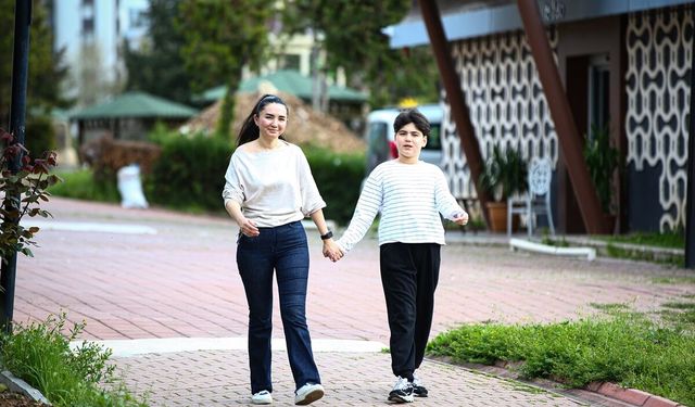 Özbek anne otizm tanısı konulan oğlunun eğitimi için Türkiye'ye yerleşti