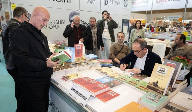 Sağlık Bakanlığı Teftiş Kurulu Başkanı Hacıfazlıoğlu, 23. Ankara Kitap Fuarı'nda kitaplarını imzaladı: