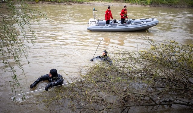 Sakarya Nehri'nde kaybolan 6 yaşındaki çocuğu arama çalışmaları sürüyor