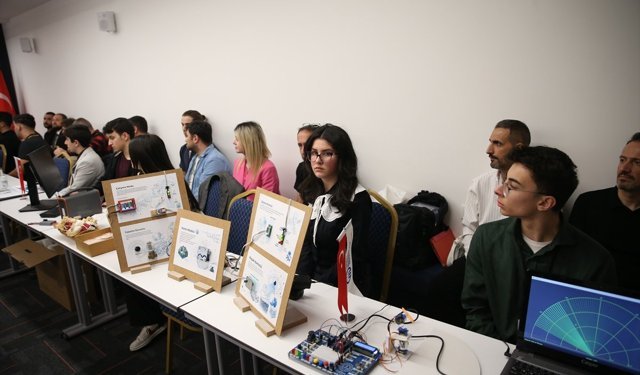 Sakarya'da 'Çekirdekten Girişimci Proje Olimpiyatları' kazananları iş insanlarıyla buluştu